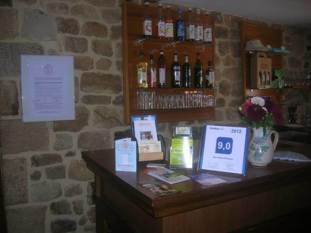 Hotel Aux Vieux Arceaux Mercuer Exterior foto